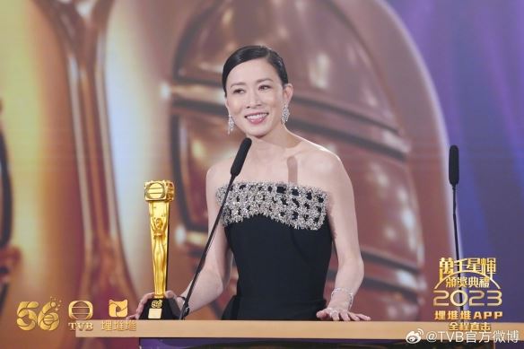 新闻女王获TVB8项大奖：佘诗曼成首位三封视后！